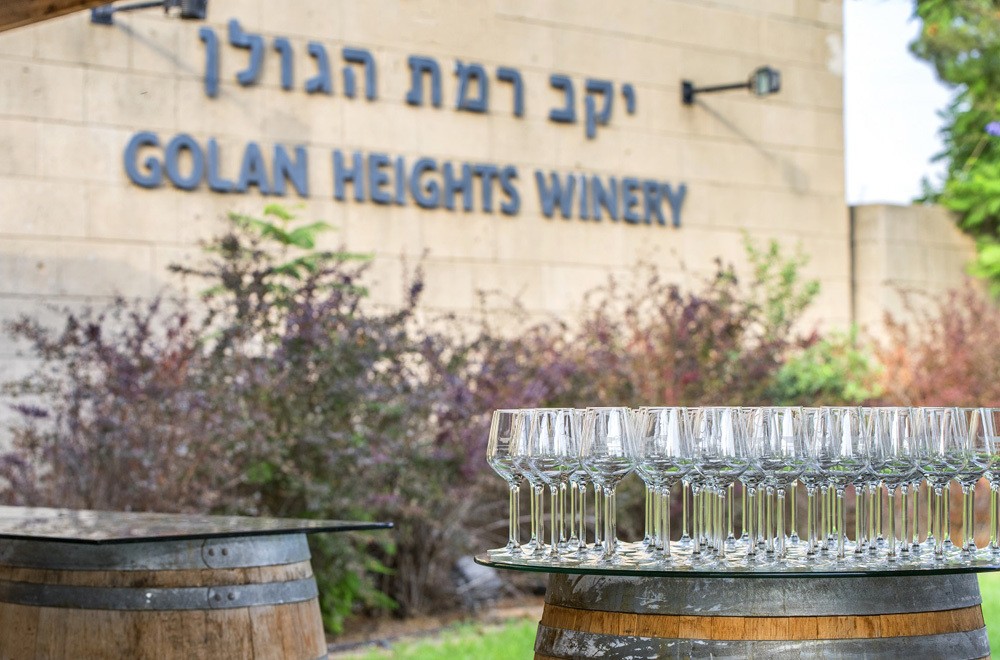 Eingang der Golan Heights Winery in Israel mit Weinfässern und Verkostungsgläsern