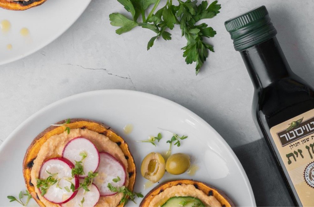 Süßkartoffel-Toast mit Hummus, Radieschen, Gurke, Oliven und israelischem Olivenöl