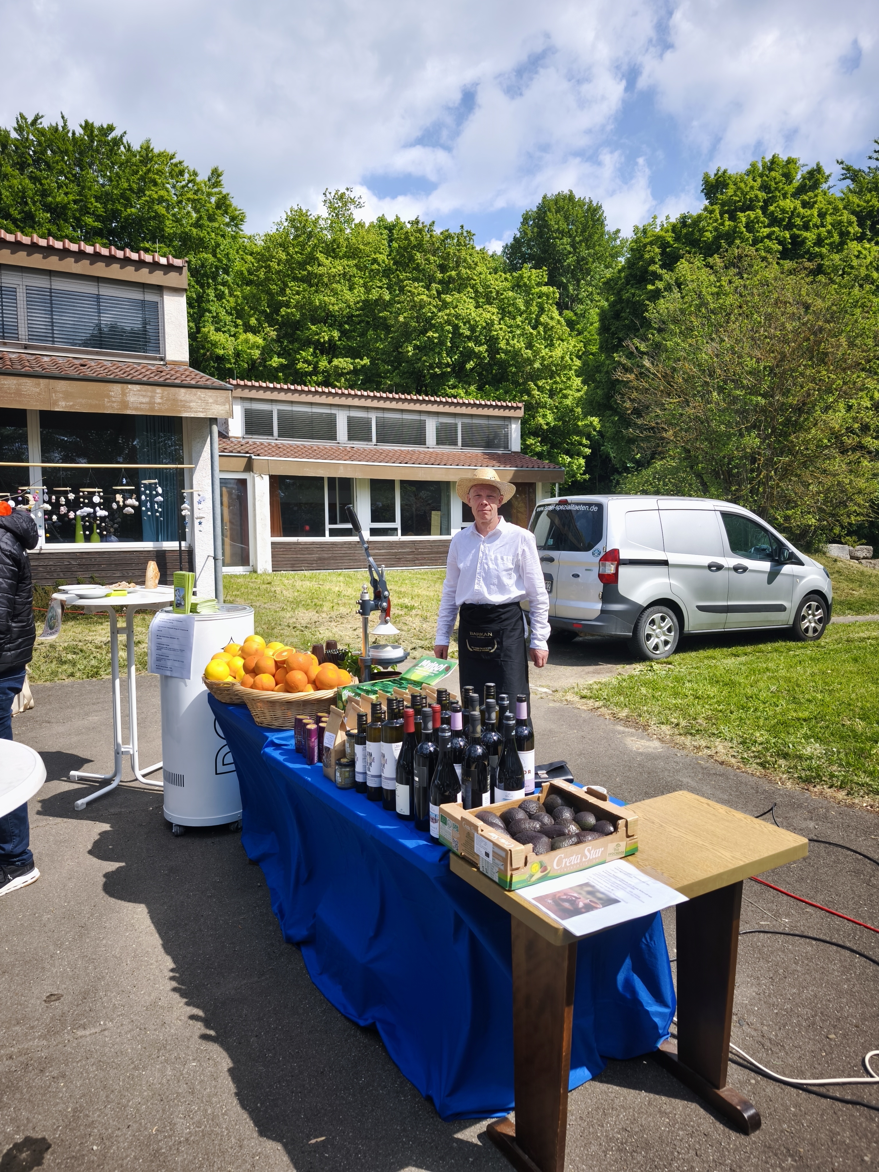 Verkaufsstand von Israel Spezialitäten auf der Gewerbeschau in Lenningen mit israelischen Zitrusfrüchten, Feinkost und Weinen