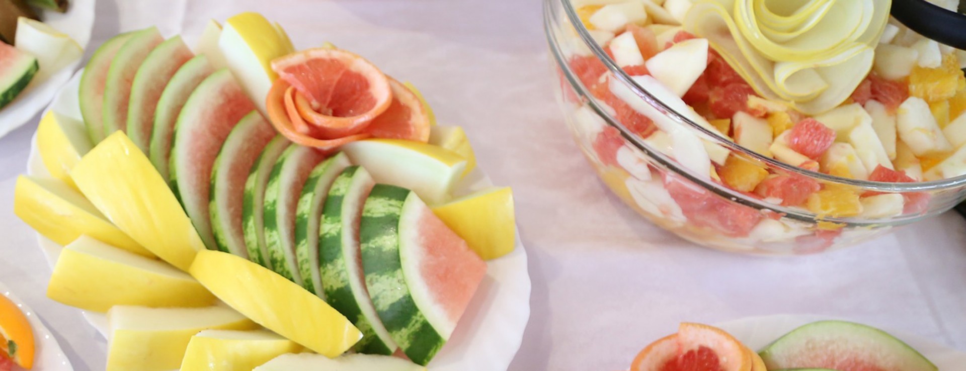 Frische saisonale Früchte mit Ananas, Grapefruit, Melone und Obstsalat