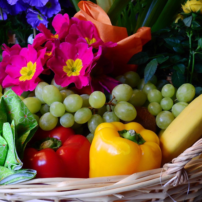 Präsentkorb mit frischem Obst und Gemüse als israelische Spezialitäten