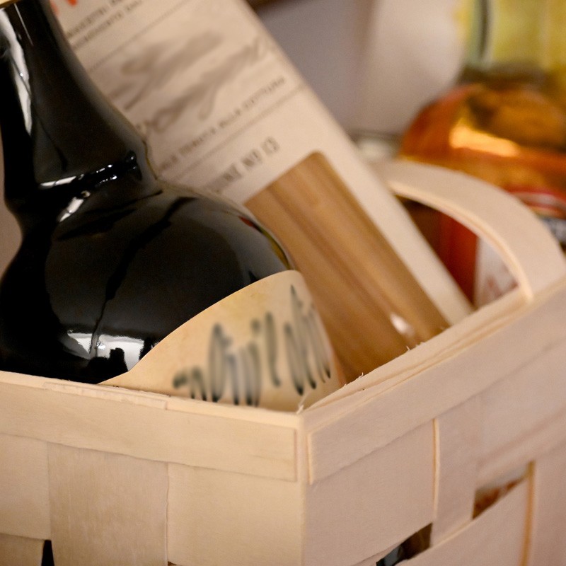 Geschenkset mit israelischem Wein und ausgewählten Feinkostspezialitäten im Präsentkorb
